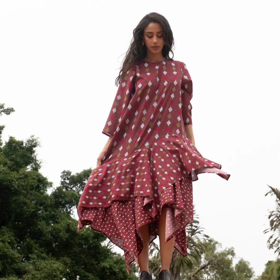 Women is wearing relaxed fit dress in geometric print. 