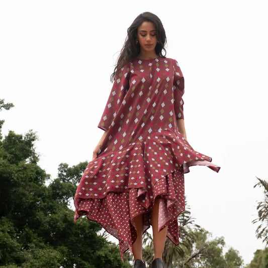 Women is wearing relaxed fit dress in geometric print. 